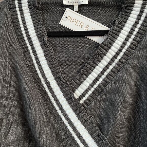BaeVely The Lindale Distressed Detail V Neck Sweater Size Large Charcoal NWT - Picture 4 of 13